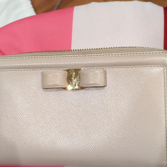 Salvatore Ferragamo Cream Beige Zip Around Wallet With Box - Picture 17 of 17